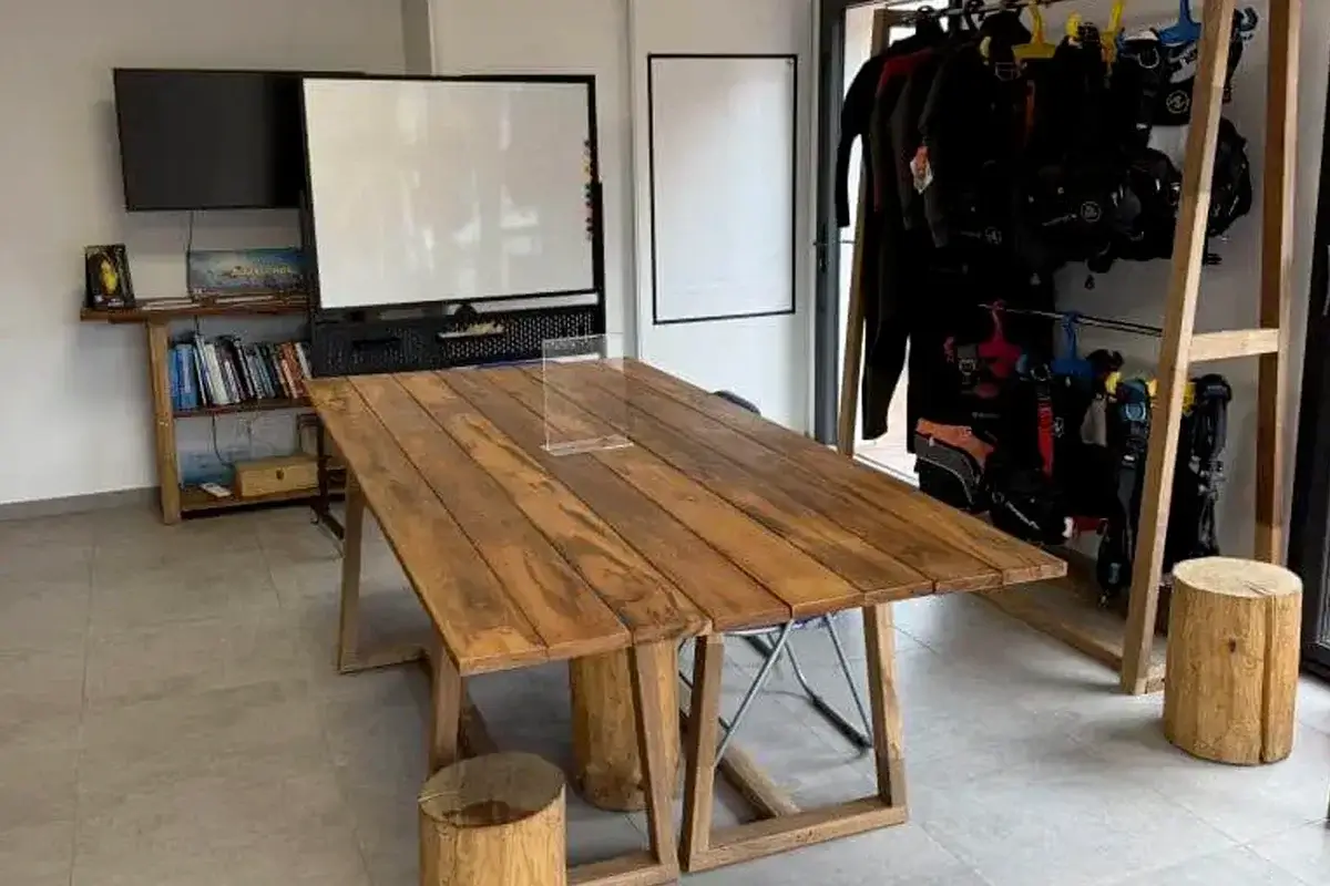 Salle de cours climatisée formation théorique plongée
