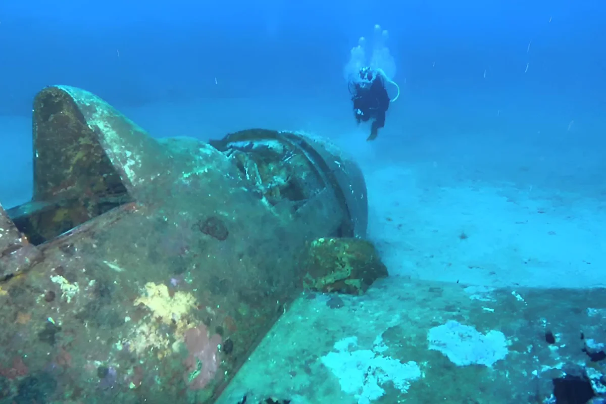 Épave du Hellcat sous-marine
