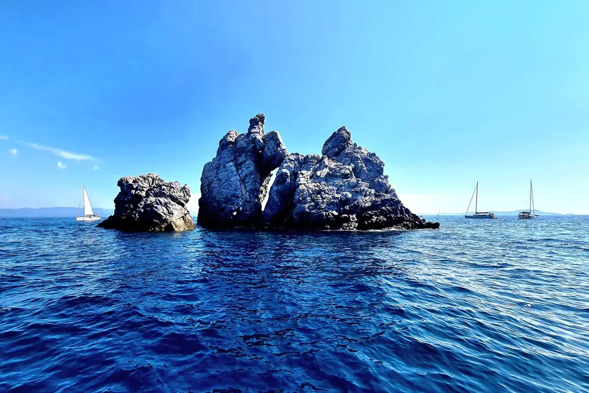 Cap des Mèdes blocs schiste roche percée Porquerolles initiation
