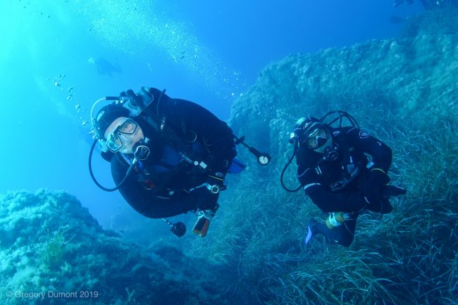 plongée la londe les maures Image des deux plongeurs dans les eaux cristallines de La Londe-les-Maures plongée porquerolles centre plongée