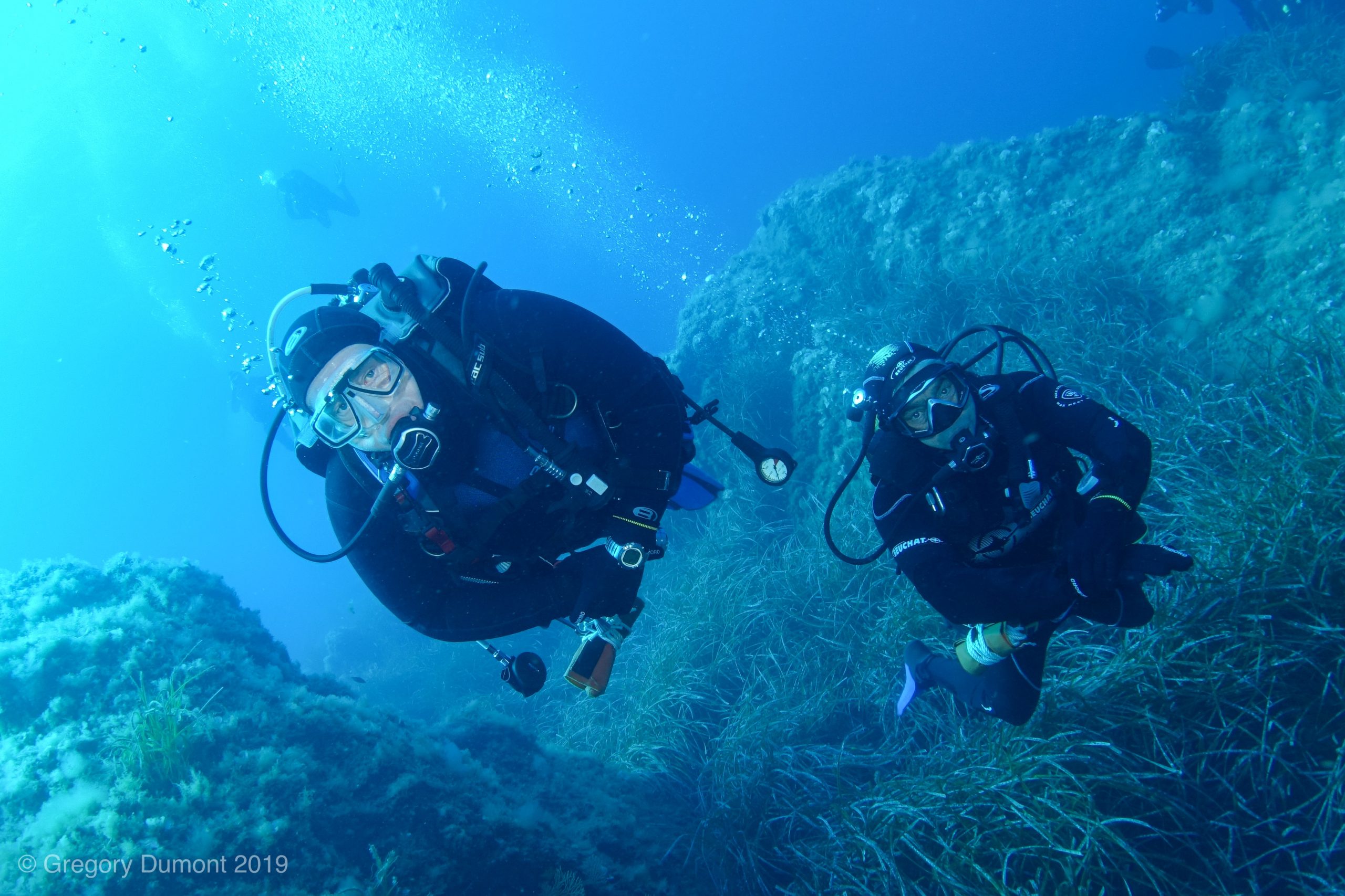 Image des deux plongeurs dans les eaux cristallines de La Londe-les-Maures plongée porquerolles centre plongée