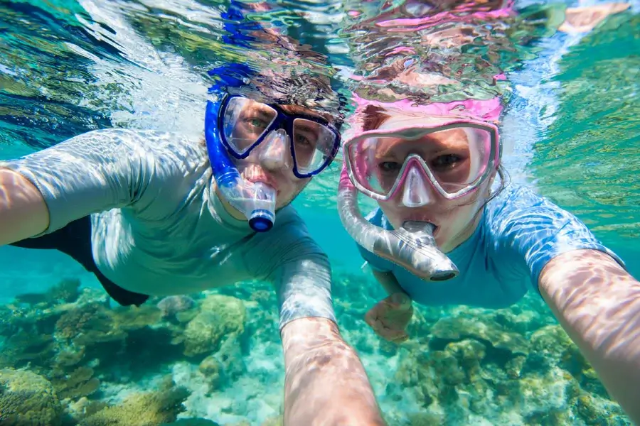 En snorkeling, le corps reste principalement à la surface.