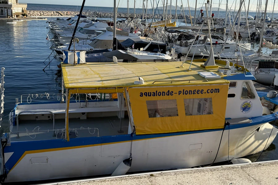 Départ en bateau depuis le port de La Londe-les-Maures pour un baptême de plongée